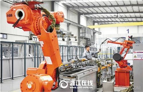 南浔“数字化电梯车间” 一条生产线只需两个人