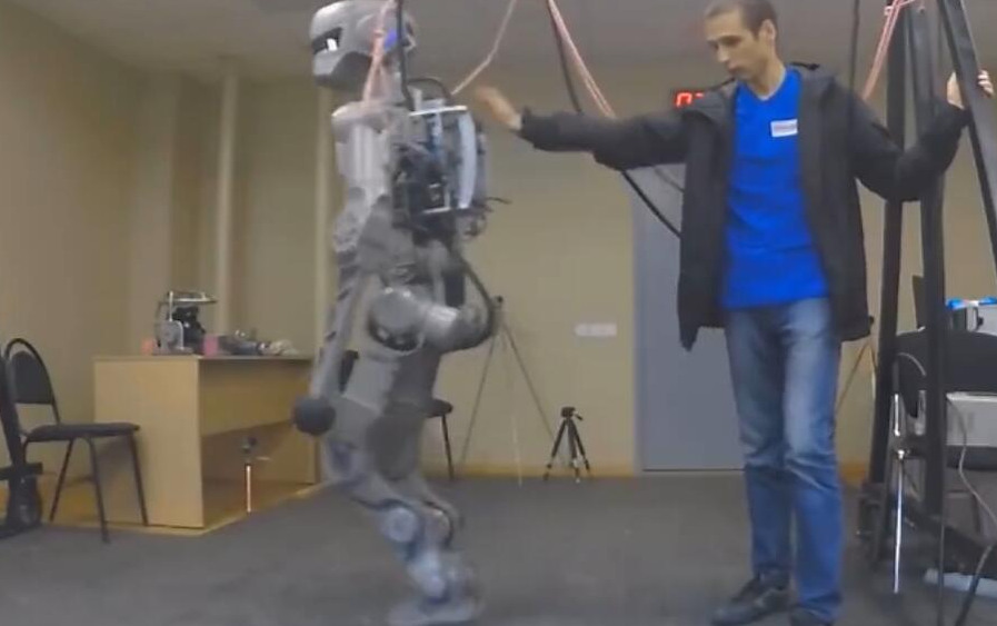 俄版终结者亮相功能强大完胜高达 可行走并进行双手射击