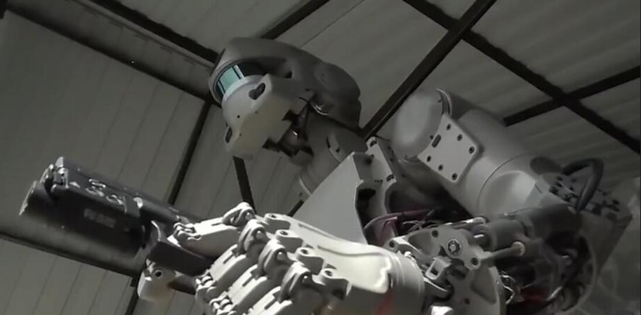 俄版终结者亮相功能强大完胜高达 可行走并进行双手射击