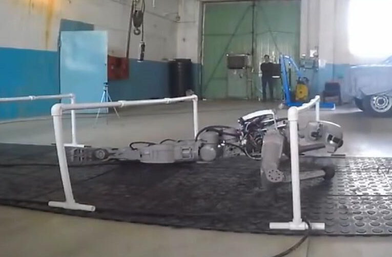 俄版终结者亮相功能强大完胜高达 可行走并进行双手射击