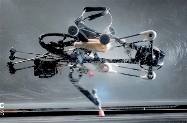 纯机械双脚机器人靠惯性疾奔：比肩摩托车