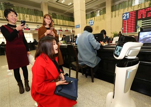 纳税人向科沃斯机器人导税员咨询办税流程