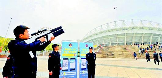 资料图：武汉警方用&ldquo;无人机反制枪&rdquo;驱离、迫降无人机