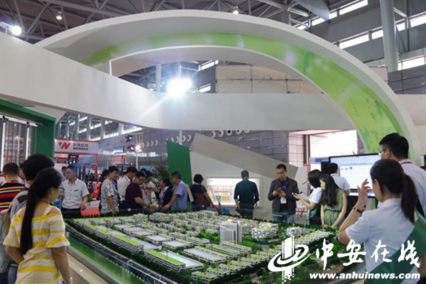 中博会现场，人和集团空气净化产业城252平米展示规模吸引了众人目光。