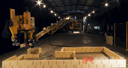 这个机器人能48小时内建造一座房 且无需休息