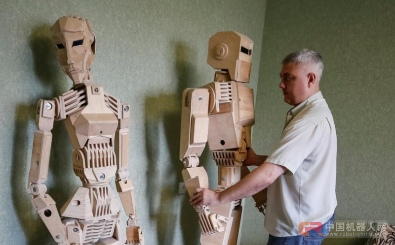 男子用1750块零件打造木制机器人