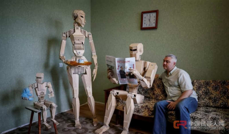 男子用1750块零件打造木制机器人