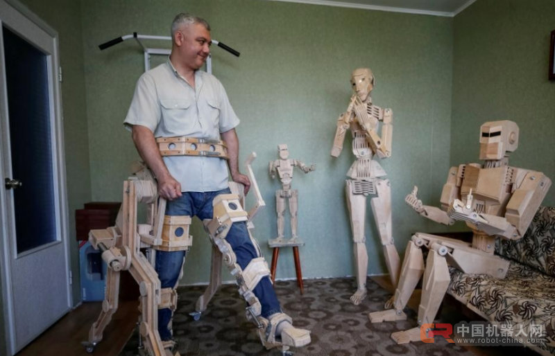 男子用1750块零件打造木制机器人