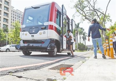 台湾首辆无人驾驶 巴士开始上路测试