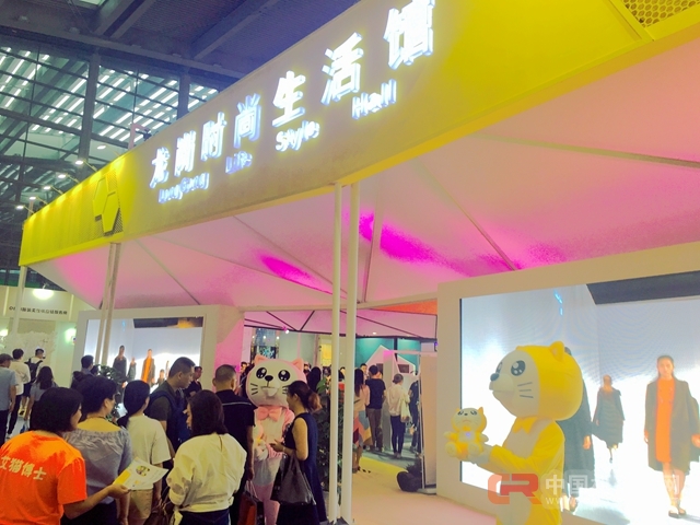 艾猫早教机器人亮相2017深圳服博展领导智能科技新生活