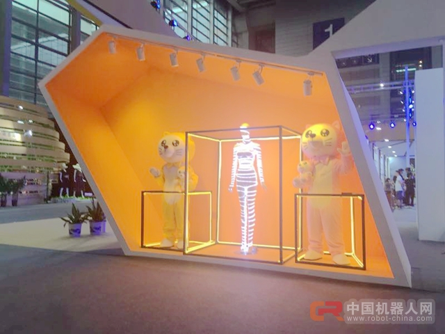 艾猫早教机器人亮相2017深圳服博展领导智能科技新生活