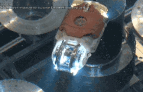 这个水下机器人可能在福岛核电站内发现堆芯熔化后形成的核残渣