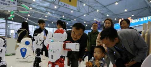 将科幻变现实 智能机器人走进生活 遂宁每年造万台智能机器人 年常量千万