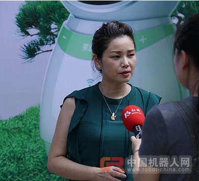 既当选手又作评委 机器人&ldquo;莱迪&rdquo;萌动青春诗词大会