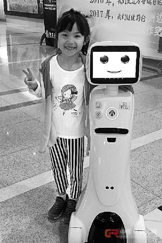 萧山机场边检来了个机器人 萌萌哒