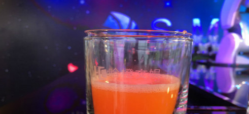 &ldquo;机器人调酒师&rdquo;亮相冰城 一分钟调出鸡尾酒