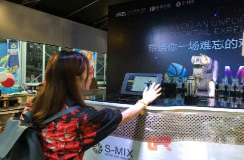 &ldquo;机器人调酒师&rdquo;亮相冰城 一分钟调出鸡尾酒