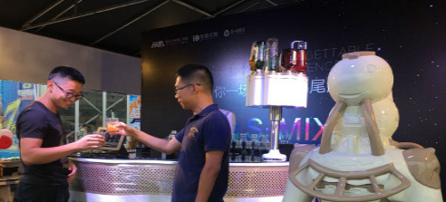 &ldquo;机器人调酒师&rdquo;亮相冰城 一分钟调出鸡尾酒