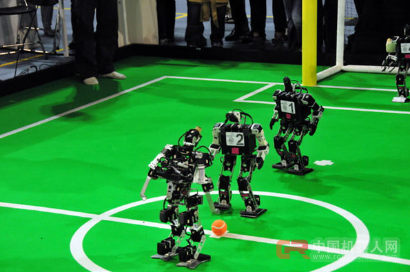 球星们要失业？机器人在2050年可以击败专业足球队