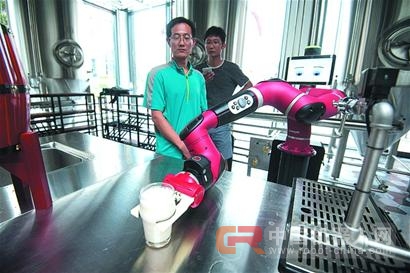 打酒机器人就位 只待啤酒城开喝