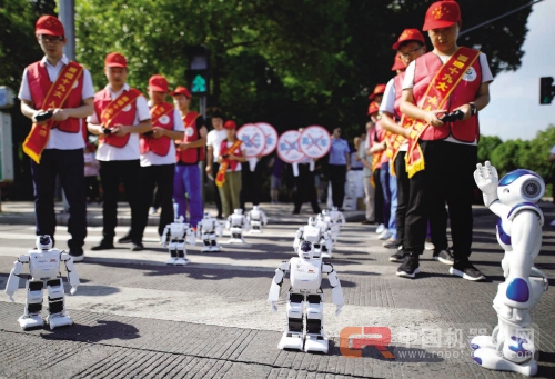 机器人走斑马线倡导文明出行