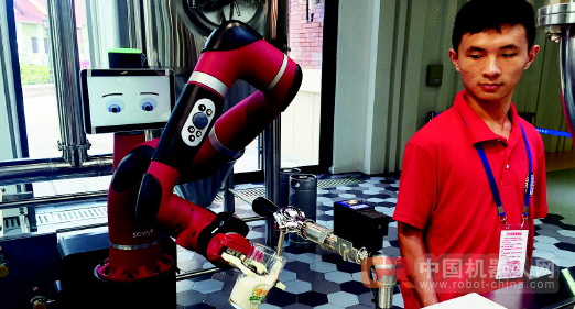 金沙滩啤酒城：掰手腕、打酒 机器人"要上天"