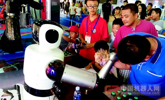 金沙滩啤酒城：掰手腕、打酒 机器人"要上天"