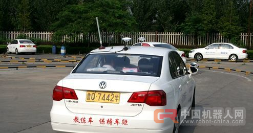 驾校教练将面临失业 临沂一驾校引入"机器人教练"