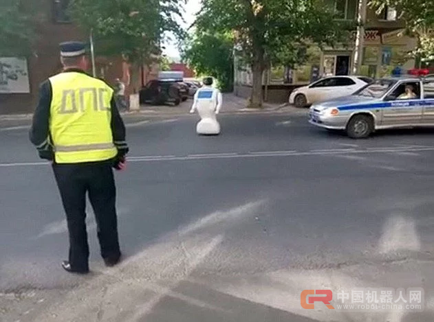 工程师忘记关门 机器人走上了大街&ldquo;瞎逛&rdquo;