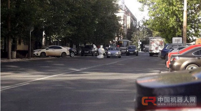 工程师忘记关门 机器人走上了大街&ldquo;瞎逛&rdquo;