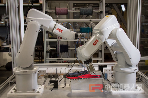 30分钟完成一双客制鞋 这家公司用两只机器人打造出世上最迷你鞋工厂