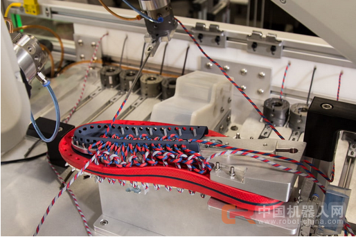 30分钟完成一双客制鞋 这家公司用两只机器人打造出世上最迷你鞋工厂