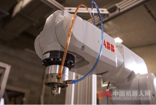 30分钟完成一双客制鞋 这家公司用两只机器人打造出世上最迷你鞋工厂