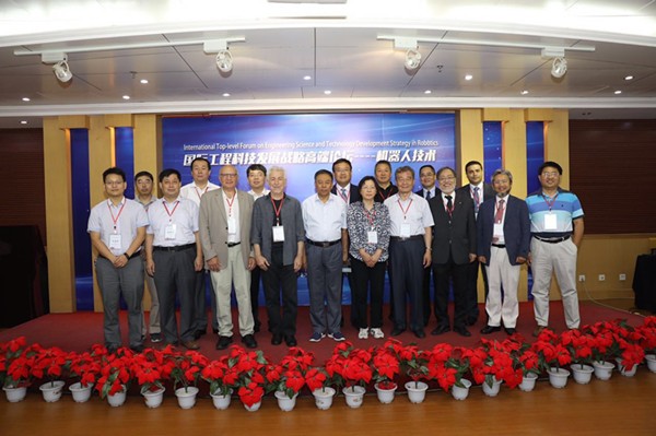 中国机器人发展正突破工业领域 遍地开花