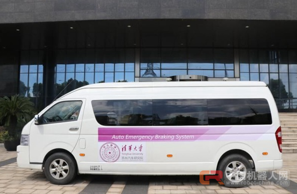 无人驾驶中巴车苏州上路测试成功