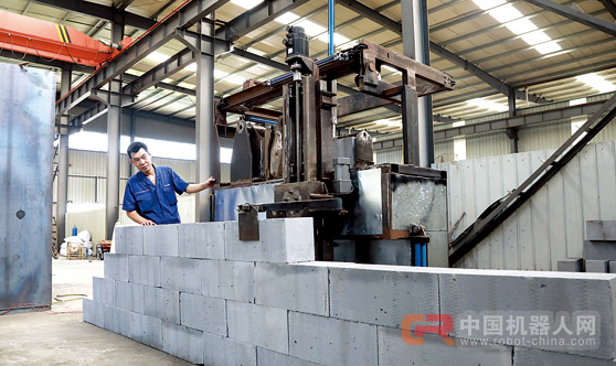 国内首台智能砌墙机器人问世