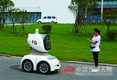 呆萌机器人 上岗巡逻当保安