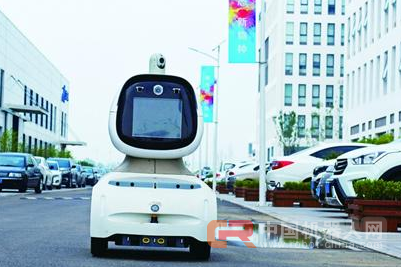 呆萌机器人 上岗巡逻当保安