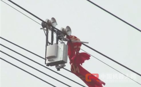 气球缠绕高压线上 电力部门请出机器人除异物