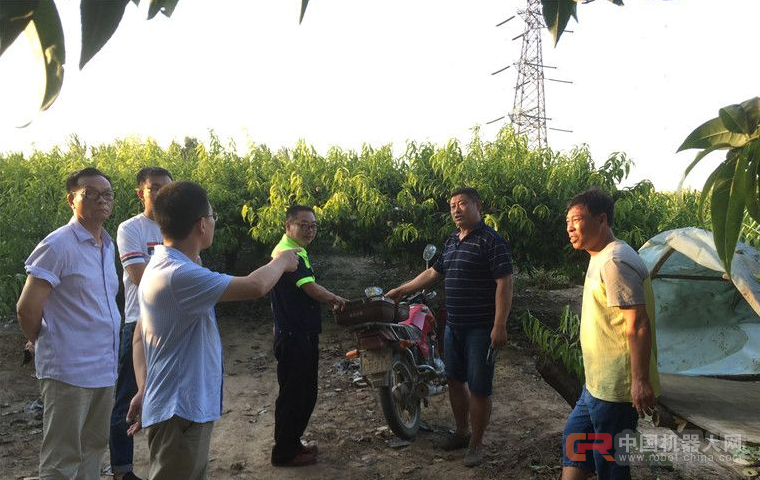 德州现"共享农机" 农民扫码支付可用喷药机器人