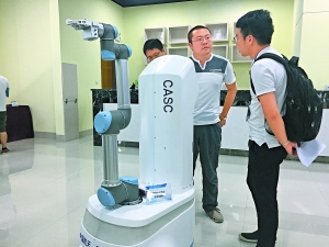 陪聊送药 这机器人真暖心