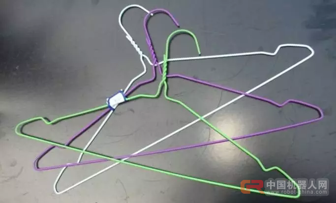 壕! 美国衣架厂也用机器人