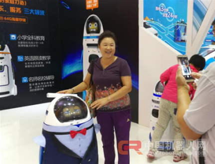 智能机器人走入家庭陪伴人类 不再是遥不可及的梦!