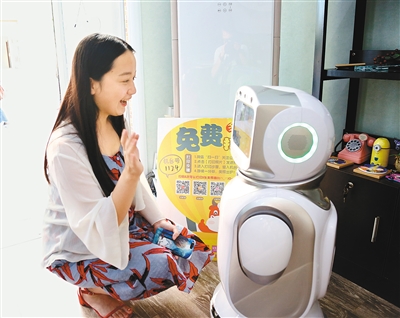 机器人亮相高校迎新，&ldquo;打令小宝&rdquo;与新生互动