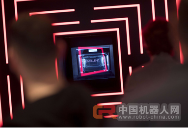 你的耳朵+智能助听器=“半机器人”