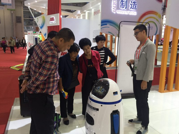 智能+未来 机器人&ldquo;小胖&rdquo;呆萌亮相东北亚博览会