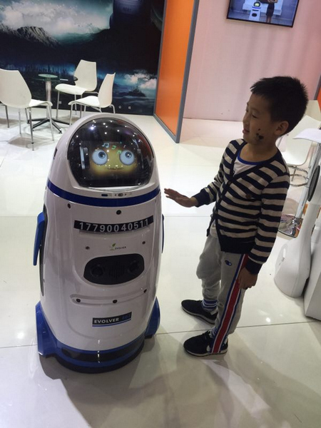 智能+未来 机器人&ldquo;小胖&rdquo;呆萌亮相东北亚博览会