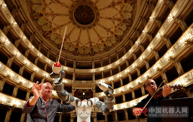 意大利一乐团演奏 由机器人担任乐队指挥