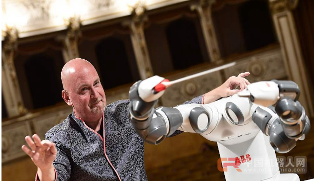 意大利一乐团演奏 由机器人担任乐队指挥