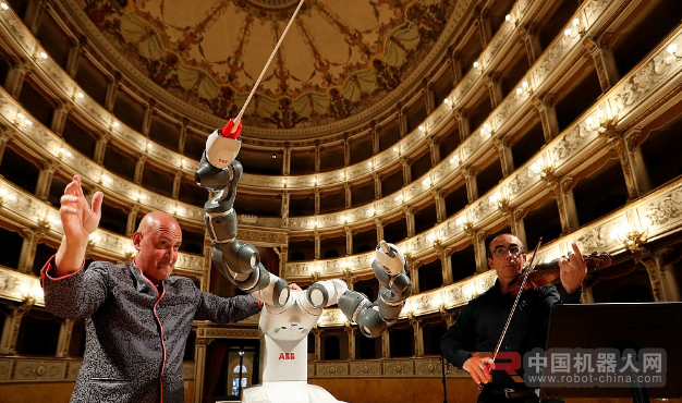 意大利一乐团演奏 由机器人担任乐队指挥